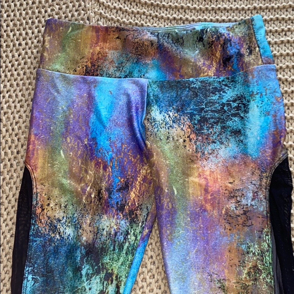Patterned Cropped Leggings - Picture 2 of 5